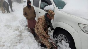 पाकिस्तानमा हिमपातका कारण १६ जनाको गाडीमै कठ्याङ्‌रिएर मृत्यु